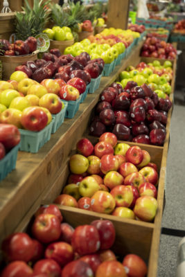 produce stand with bushels of common types of apples